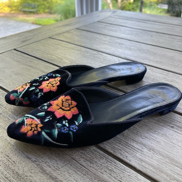 J. Crew Floral Embroidered Black Velvet Mules Womens Size 7.5 - Picture 1 of 7